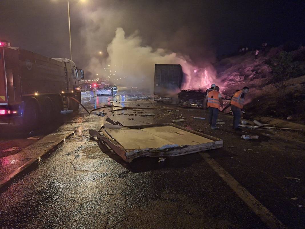 Çarpışan TIR’larda patlama oldu, yangın çıktı: 1 ölü, 1 yaralı 8